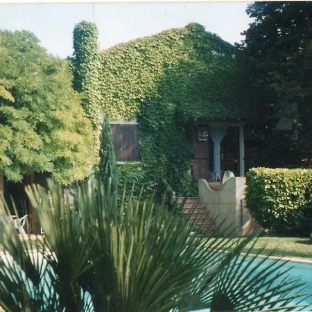 à Uzès, Au Bord De L'eau